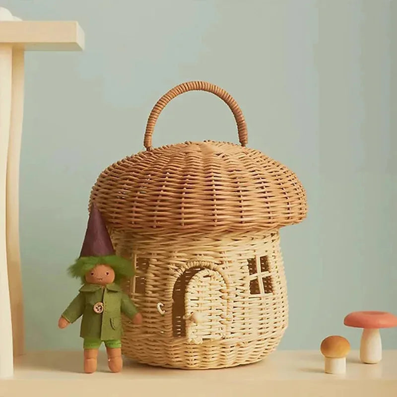 Panier tressé en bambou forme champignon Nesty - Posé sur étagère près d'une figurine lutin et de champignons décoratifs