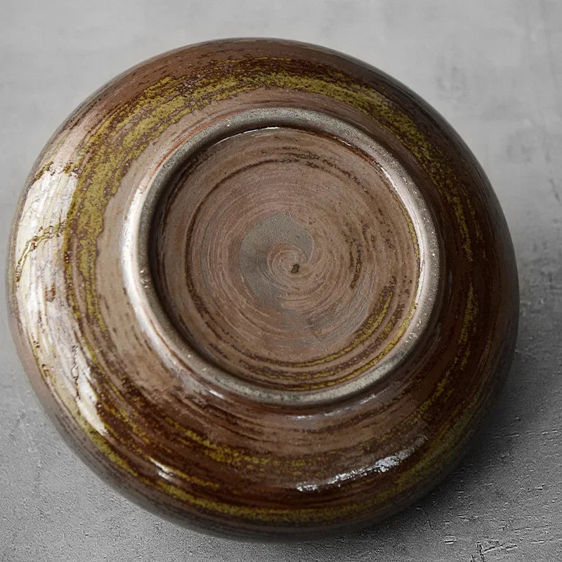 Petit vase en céramique antique Nesty - Vue de dessous montrant le fond glacis brun-cuivre en spirale