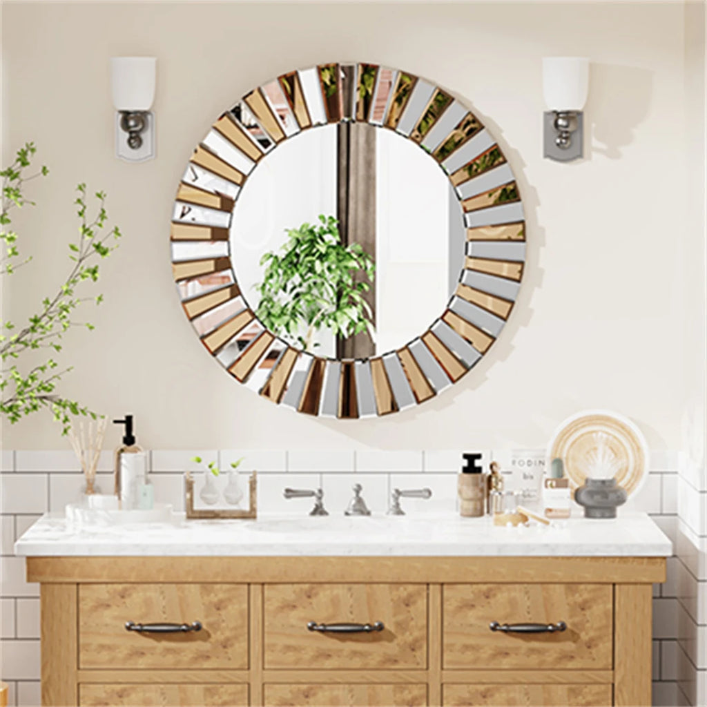 Grand miroir rond soleil à segments biseautés dorés et argentés, au-dessus d'un meuble vasque en bois dans une salle de bain - Nesty
