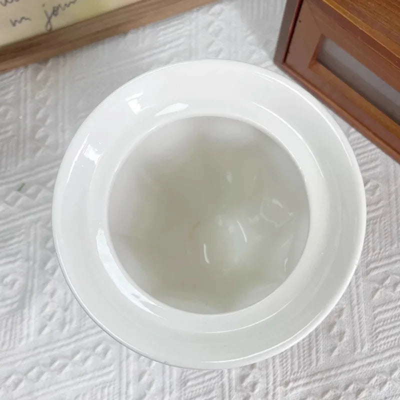 Vase en porcelaine, petit format sobre pour bureau Nesty, vue plongeante dans l'ouverture du vase, intérieur blanc et bord doré