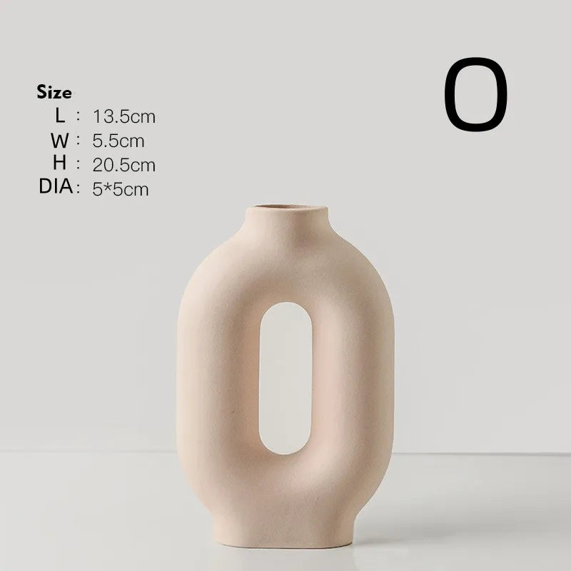 Vase en céramique au design sculptural, style moderne épuré Nesty, vase en forme de lettre O beige avec dimensions annotées, sur fond gris