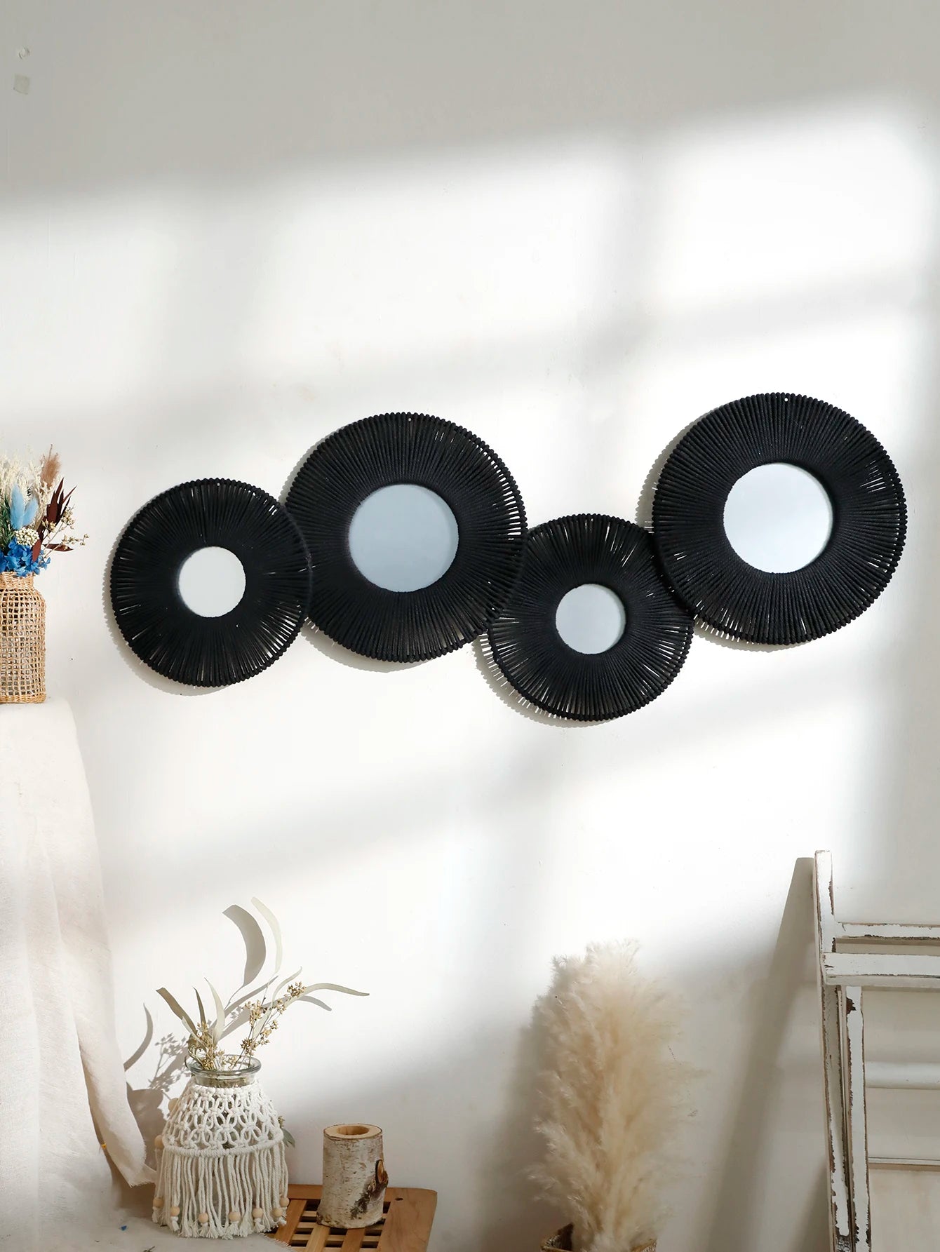 Ensemble de 4 miroirs muraux ronds en corde tressée façon soleil, coloris noir, avec vase en osier et fleurs séchées - Nesty