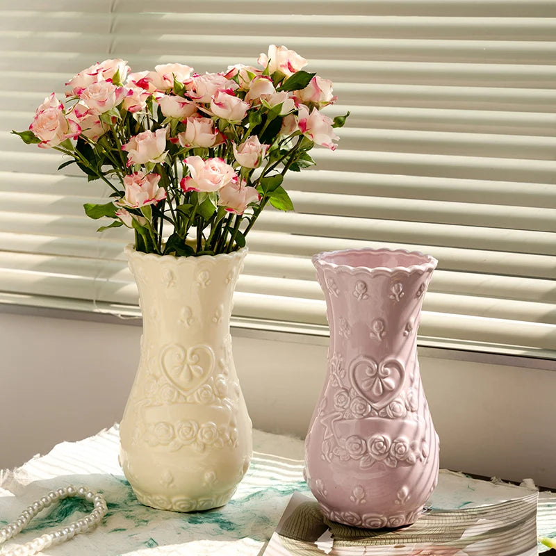 Vase en céramique à relief de roses, style rétro - Nesty (vue 4)
