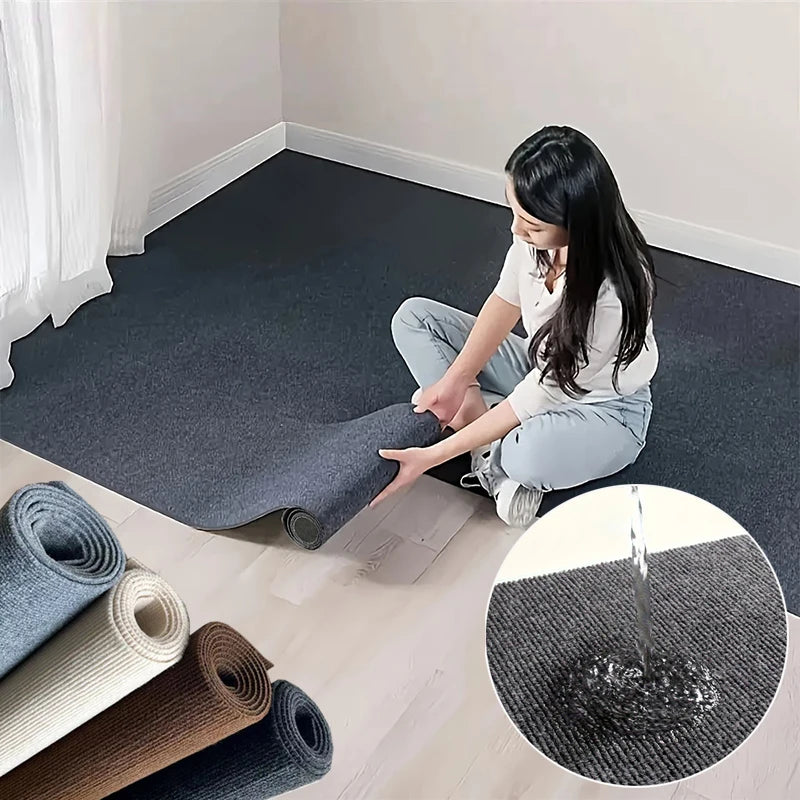 Tapis autocollant en rouleau — coloris uni - Nesty, femme déroulant un rouleau de moquette grise texturée, démonstration d'étanchéité à l'eau et rouleaux de coloris variés au premier plan