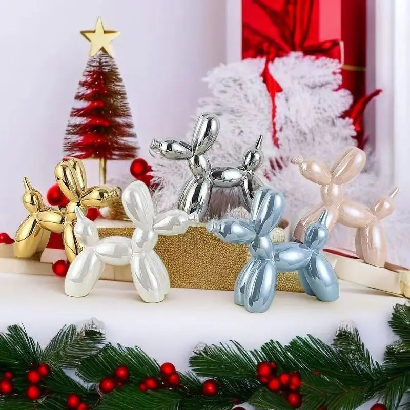 Sculpture chien ballon en céramique, esprit nordique Nesty, cinq sculptures dorée, blanche, argentée, bleue et rose, décor de Noël avec sapin et guirlande