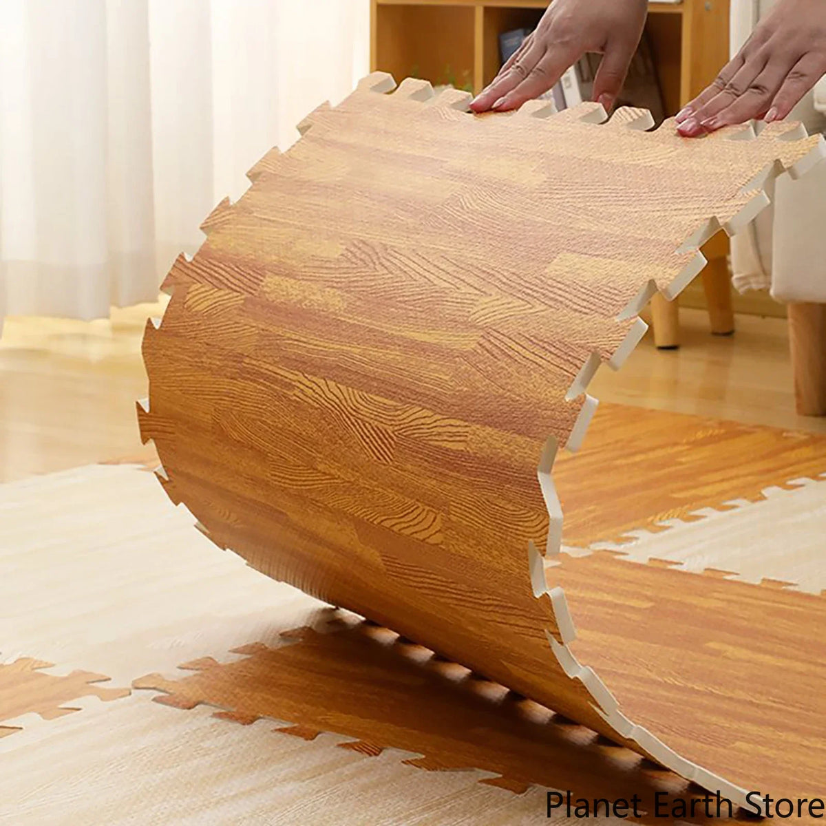 Tapis puzzle imitation bois — dalles à assembler - Nesty, mains pliant et déroulant une dalle souple imitation bois dans un salon