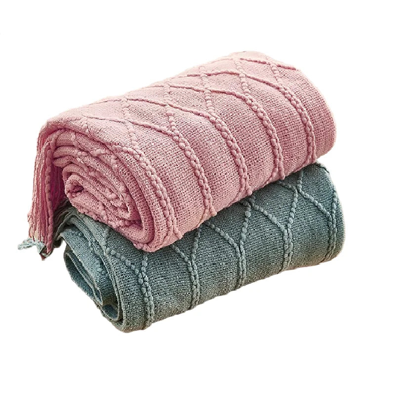 Plaid tricoté épais rose Nesty - Roulé avec la version bleu grisé, motif losanges perlés, sur fond blanc