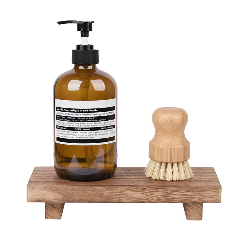 Piédestal en bois Nesty - Présentoir pour savon ou bougie, piédestal en bois supportant un flacon de savon liquide ambré et une brosse à vaisselle en bambou
