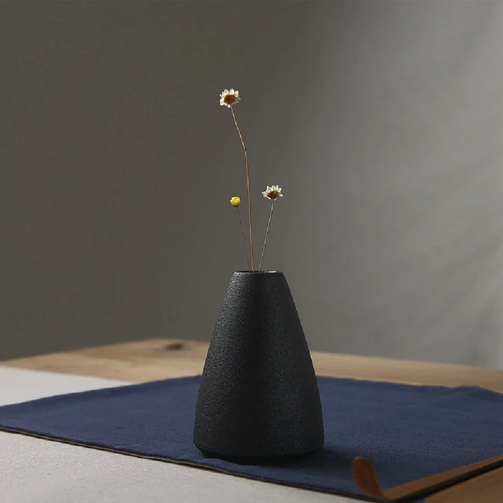 Petit vase noir en céramique — esprit japonais - Nesty (vue 5)