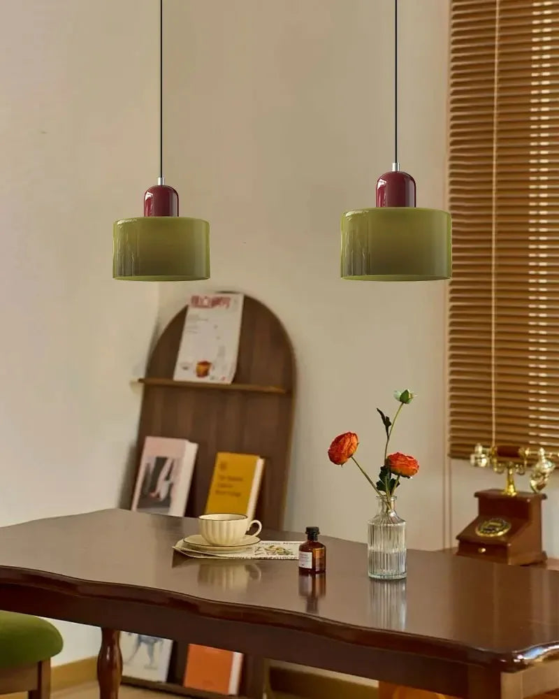 Suspension vitrail vintage Nesty - Deux suspensions vertes au-dessus d'une table à manger