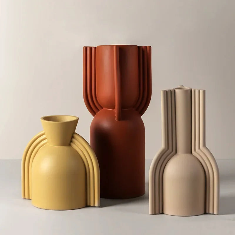 Vase en céramique, forme géométrique irrégulière nordique Nesty, trois vases à cannelures architecturales, coloris jaune moutarde, terracotta et beige, alignés sur fond neutre
