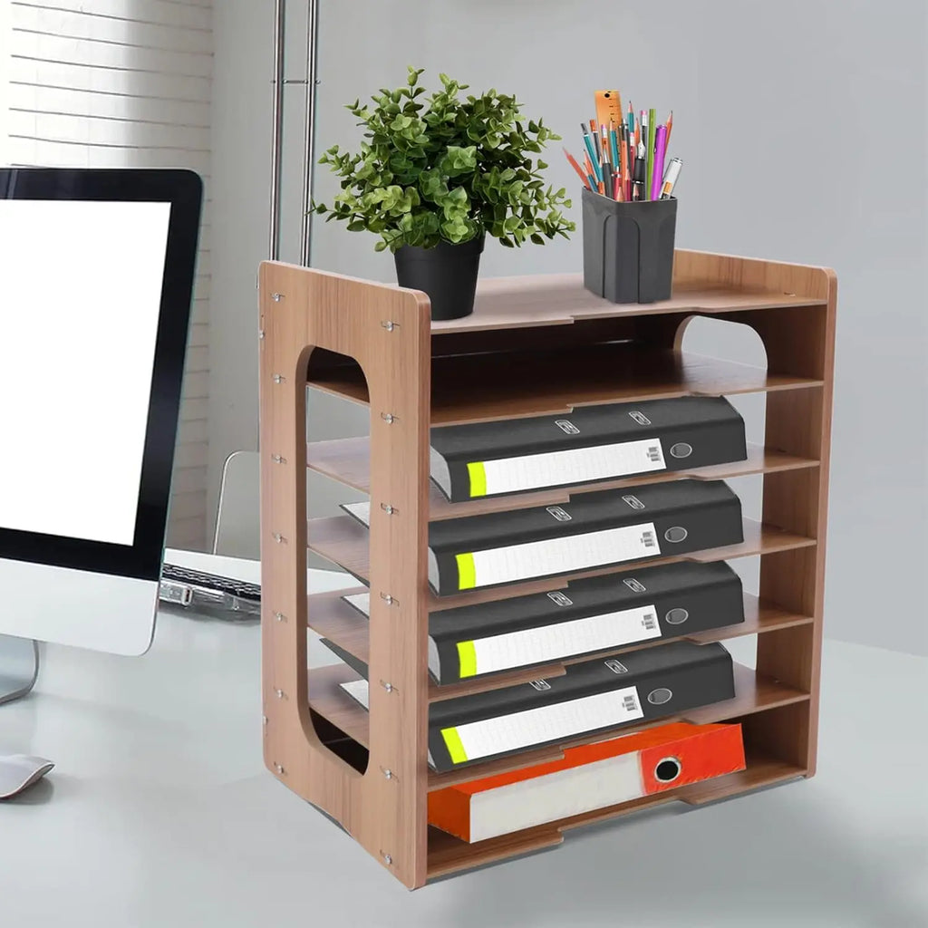 Organiseur de bureau en bois à 7 niveaux rempli de classeurs, avec plante verte et pot à crayons, sur un bureau près d'un écran d'ordinateur - Nesty