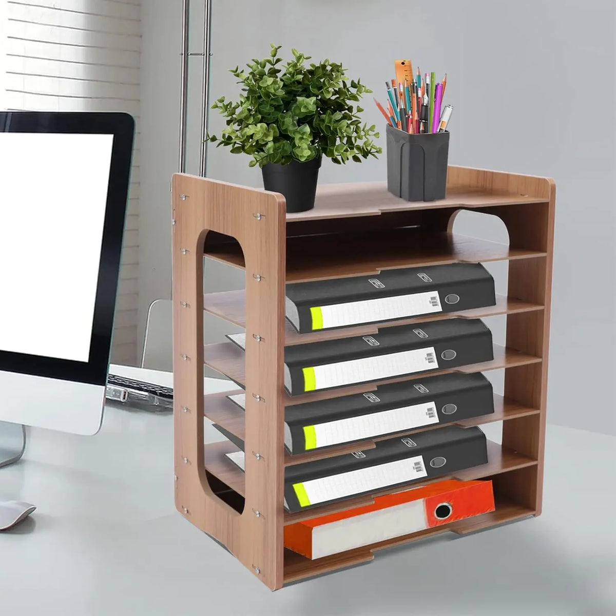 Organiseur de bureau en bois à 7 niveaux rempli de classeurs, avec plante verte et pot à crayons, sur un bureau près d'un écran d'ordinateur - Nesty