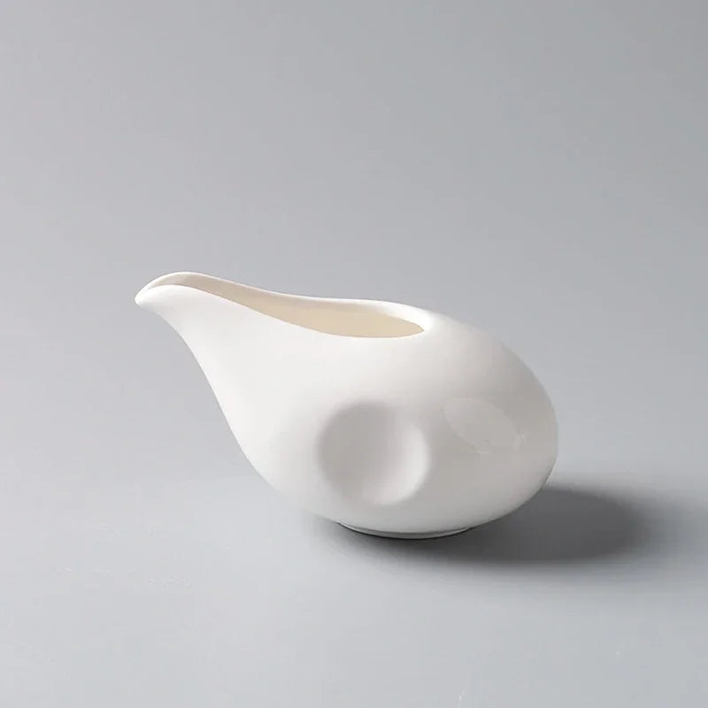 Petit pot à lait en céramique blanche avec anse Nesty, gros plan vue de trois-quarts sous un autre angle