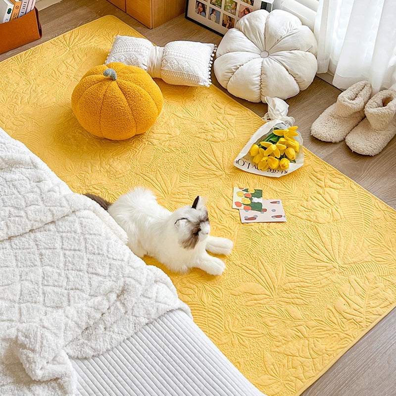 Tapis en coton lavé matelassé — coloris uni - Nesty, coloris jaune moutarde matelassé, avec un chat allongé et une citrouille en peluche