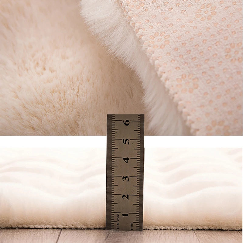 Tapis moelleux façon fourrure — coloris variés - Nesty, gros plan sur l'épaisseur des poils mesurée au réglet, environ 4 cm