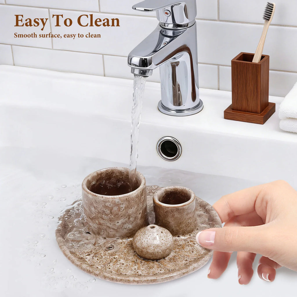 Brûle-encens céramique 4-en-1 Nesty - Plateau passé sous l'eau du robinet dans une salle de bain, mention Easy To Clean