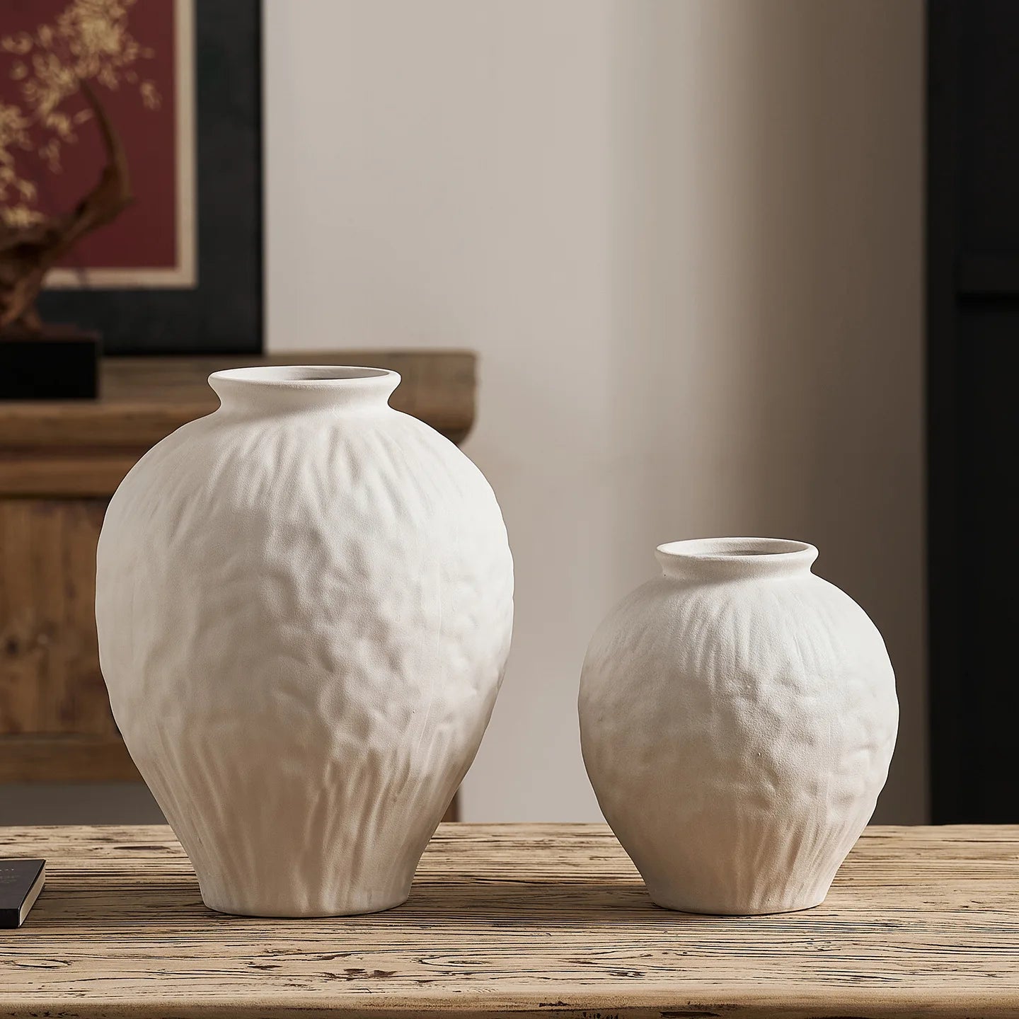 Vase en céramique noir et blanc, esprit wabi-sabi pour fleurs séchées Nesty, deux tailles en blanc texturé côte à côte sur la console en bois