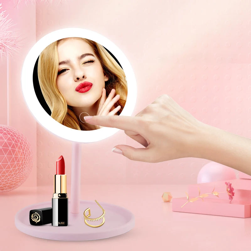 Miroir de voyage rond avec anneau lumineux LED tactile, main touchant l'écran, plateau avec rouge à lèvres et bague - Nesty