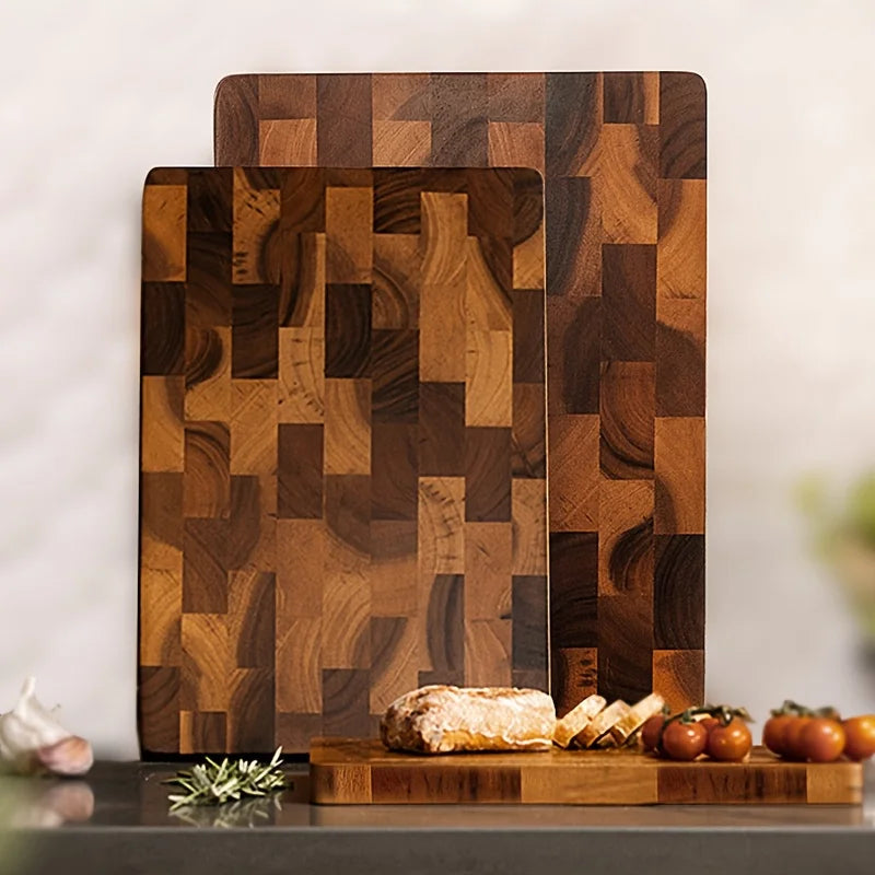 Grande planche à découper en bois massif à grain apparent Nesty, deux tailles de planches debout, pain tranché et tomates cerises sur une planche au premier plan