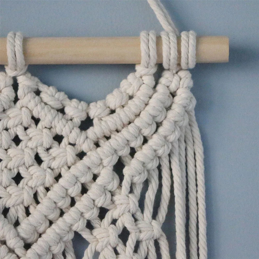 Tenture macramé en coton à esprit bohème Nesty, gros plan sur la fixation des cordes sur la tringle en bois