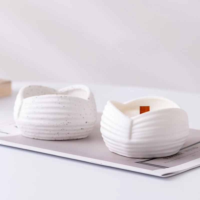 Duo de photophores céramique côtelés forme vagues, coloris blanc mouchté et blanc uni, l'un avec mèche en bois de bougie DIY - Nesty