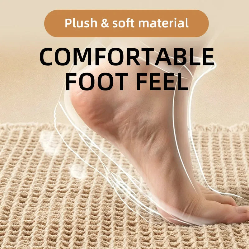 Tapis de bain gaufré à pompons Nesty - Pied posé sur le tapis gaufré beige, texture moelleuse en gros plan
