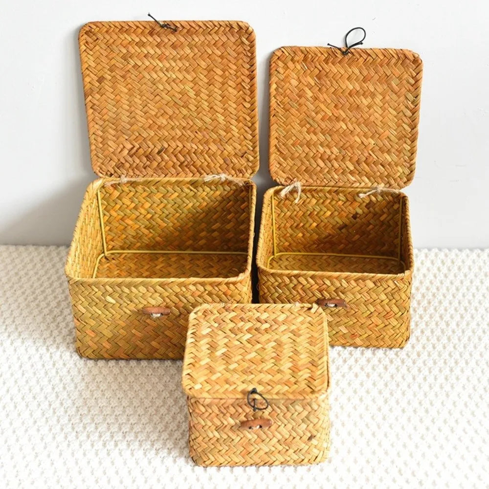 Panier de rangement en jonc de mer tressé main, éco-responsable Nesty, deux grandes boîtes ouvertes et une petite fermée, sur tapis tressé