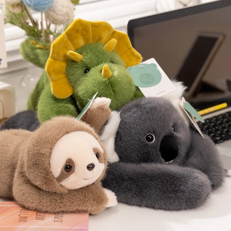 Peluche animal de forêt à longs bras Nesty - Modèles dinosaure, paresseux et koala sur un bureau
