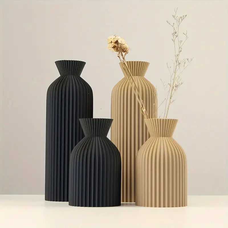 Vase noir en plastique, esprit bohème Nesty, quatre tailles côtelées à col évasé, deux noires et deux beiges, l'une beige garnie de fleurs séchées