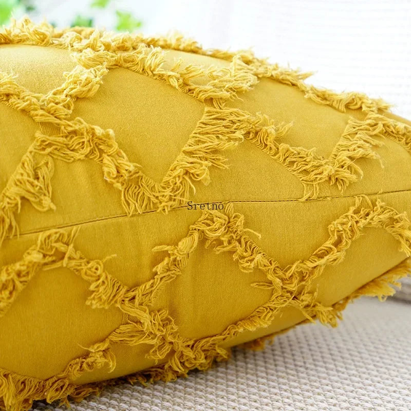 Housse de coussin en coton et lin, motif losange tricoté Nesty, gros plan sur la texture en losanges effilochés d'une housse de coussin jaune moutarde