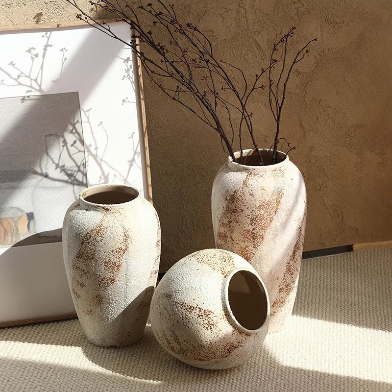Jarre en céramique artisanale, style wabi-sabi Nesty, trois tailles à glaçure tachetée blanc et brun, la plus grande garnie de branches à petits fruits sombres