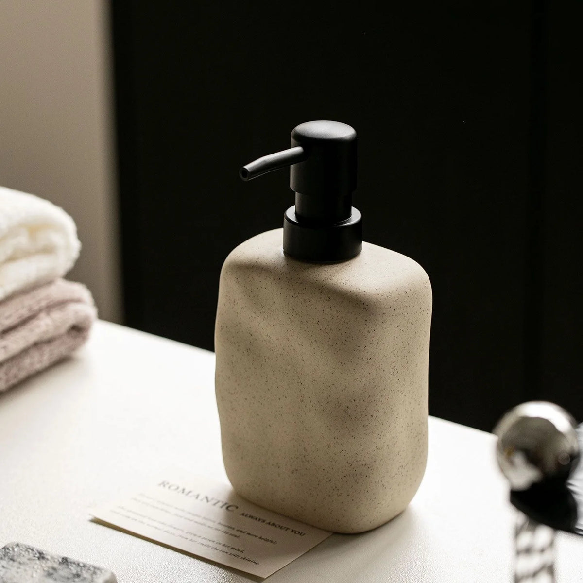 Distributeur de savon en céramique, esprit wabi-sabi, 450ml - Nesty (vue 2)