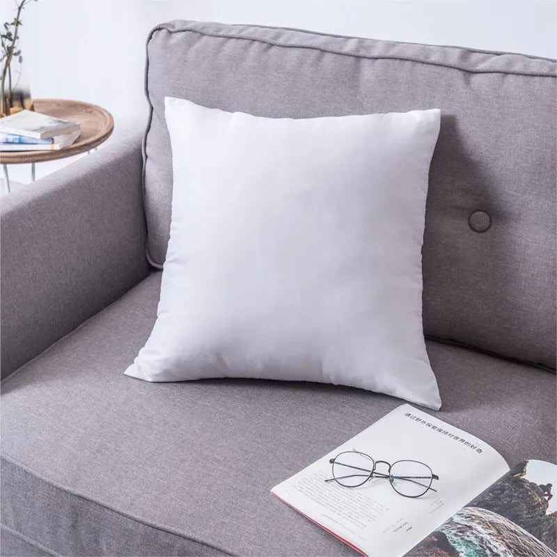 Coussin de rembourrage blanc Nesty - Posé sur un canapé gris