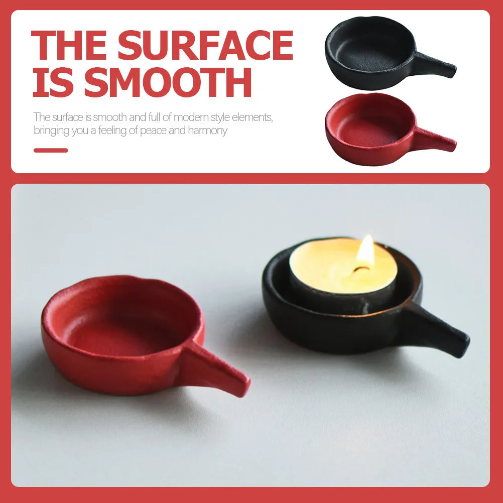 Duo de photophores en céramique Nesty - Coupelle rouge vide et coupelle noire avec bougie chauffe-plat allumée à l'intérieur