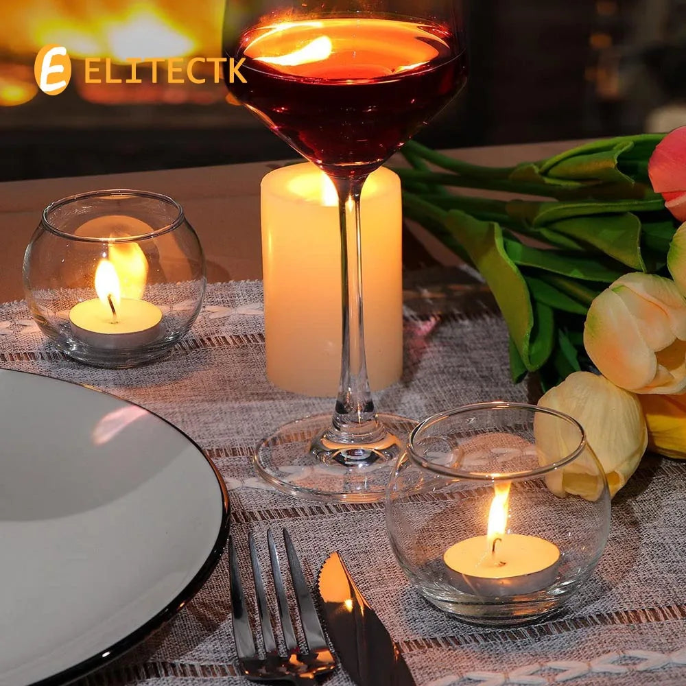 Photophore boule en verre transparent Nesty - Bougies allumées sur table dressée avec verre à cocktail et tulipes