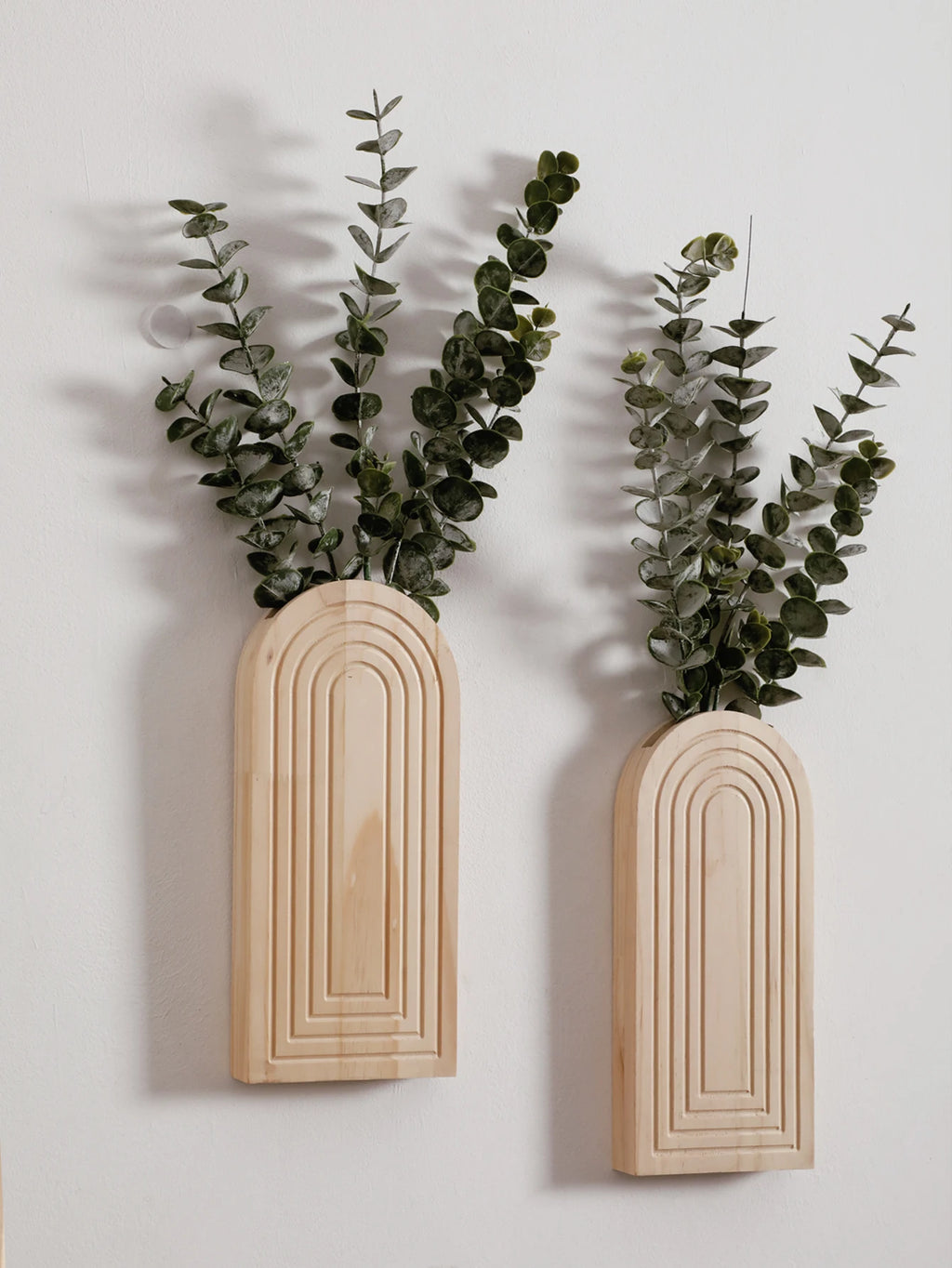 Vase mural en bois arqué, esprit bohème Nesty, deux tailles fixées au mur, garnies d'eucalyptus retombant en cascade