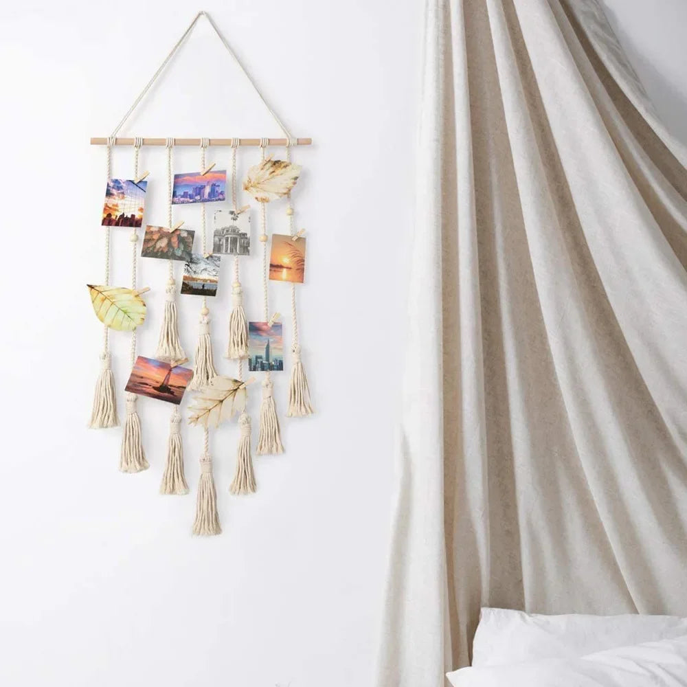 Support à photos suspendu à franges bohèmes et pinces bois Nesty, support à franges avec feuilles décoratives et photos, suspendu près d'un rideau beige