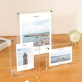 Cadre photo acrylique incliné Nesty - Trois tailles présentées sur un bureau