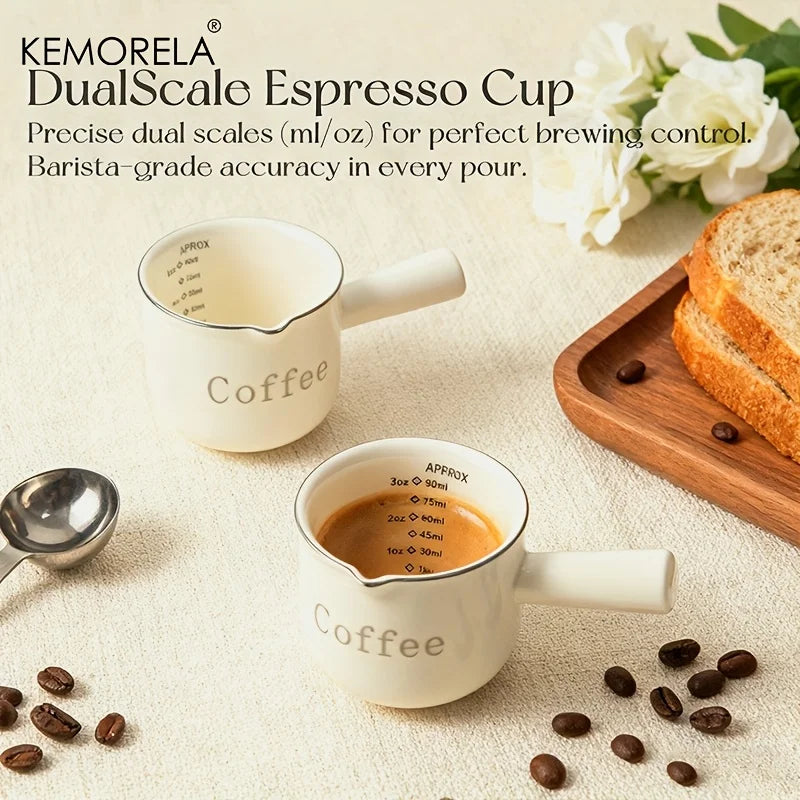 Tasse à mesure en céramique graduée, 90ml Nesty, deux tasses crème avec graduations, l'une garnie de café