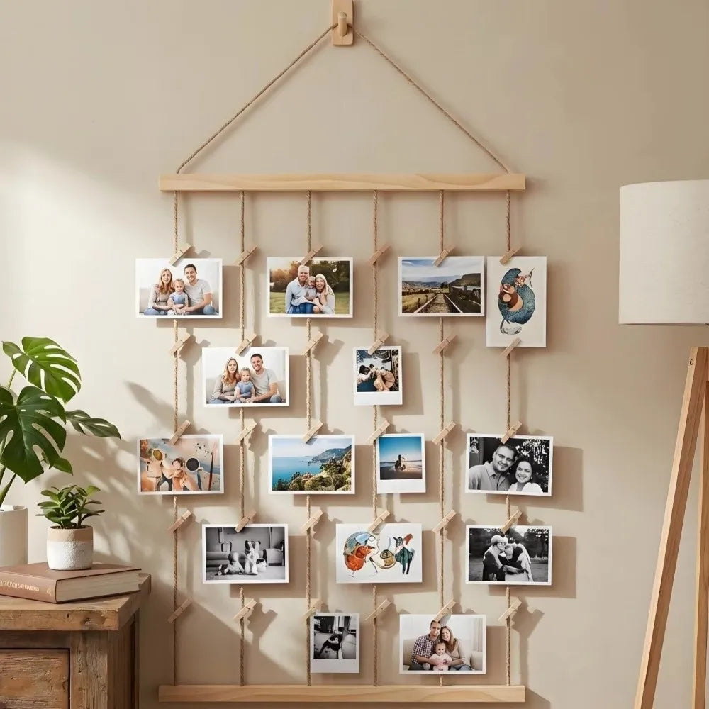 Support à photos en bois à pinces multiples Nesty, support triangulaire en bois garni de nombreuses photos de famille, dans un salon beige