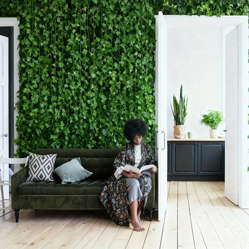 Guirlande de lierre artificiel Nesty - Mur végétal en intérieur avec canapé vert et coin lecture
