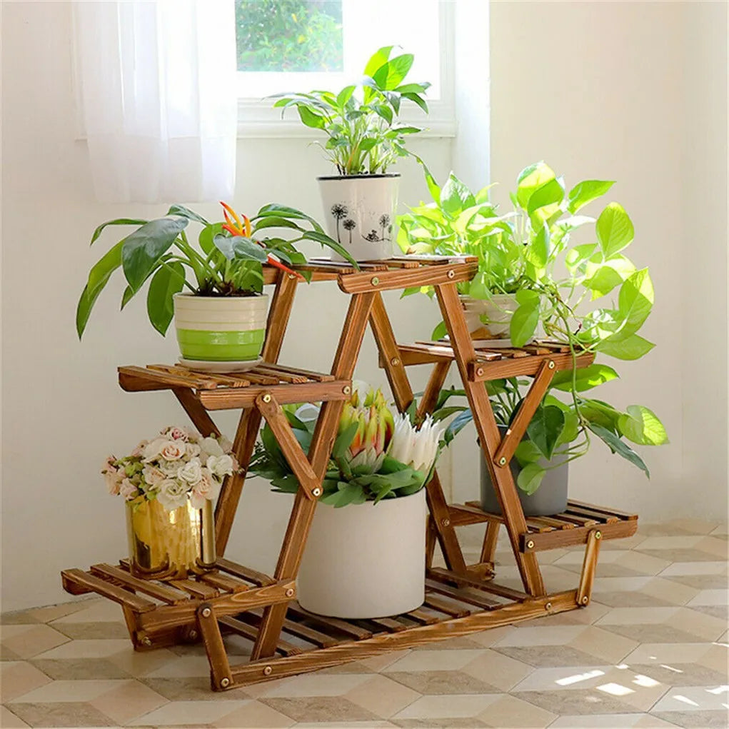 Étagère d'angle à plantes en bois à 6 niveaux Nesty, étagère pliante en zigzag garnie de plantes vertes et de fleurs, devant une fenêtre