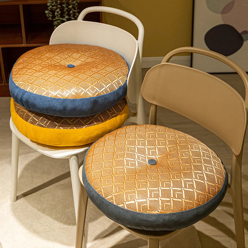 Coussin de sol rond en lin, esprit tatami, pour méditation Nesty, trois galettes rondes à motif tressé doré avec liseré bleu, posées sur des chaises