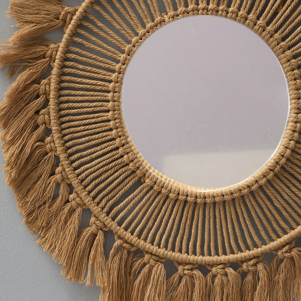 Miroir mural rond en corde tressée coloris jute doré, gros plan sur le tressage rayonnant et les franges - Nesty