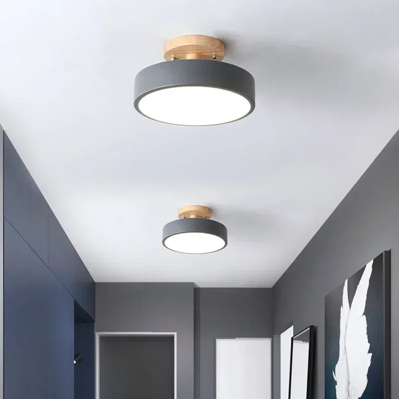 Plafonnier nordique en bois Nesty - Version grise dans un couloir aux murs bleu foncé
