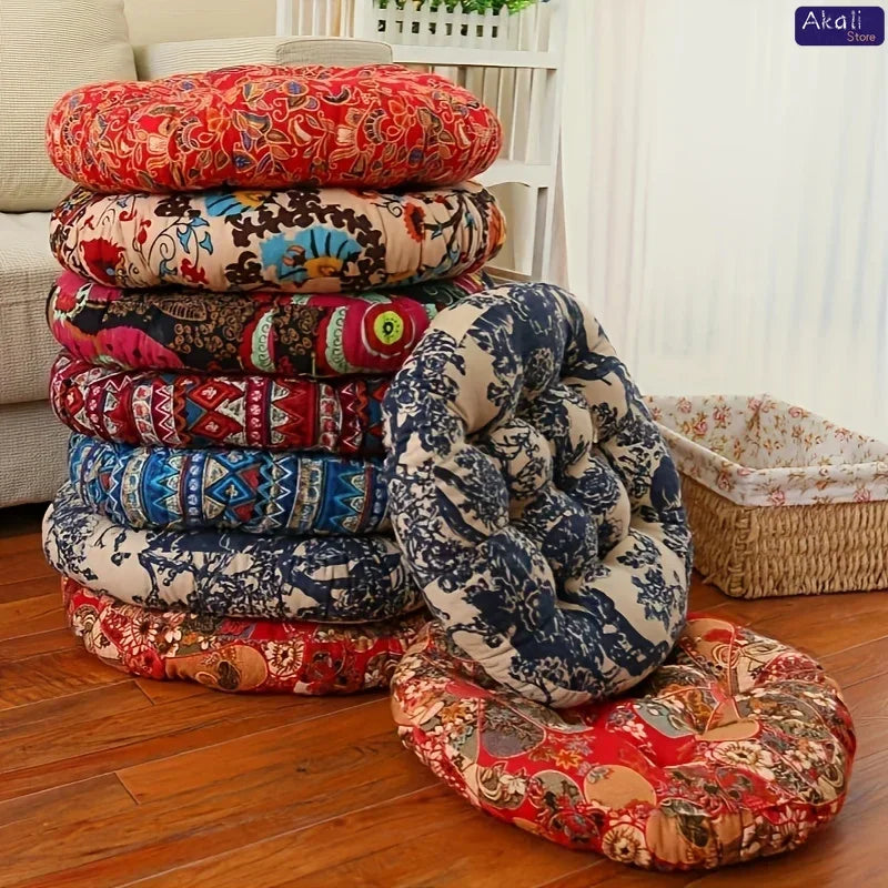 Coussin de sol rond en coton et lin, esprit bohème, tatami Nesty, pile de coussins de sol ronds capitonnés à imprimés folkloriques colorés (fleurs, motifs aztèques, animaux), sur parquet devant canapé