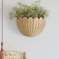 Panier mural en bambou tressé Nesty - Forme coquillage festonnée accrochée au mur, garnie de gypsophile fraîche