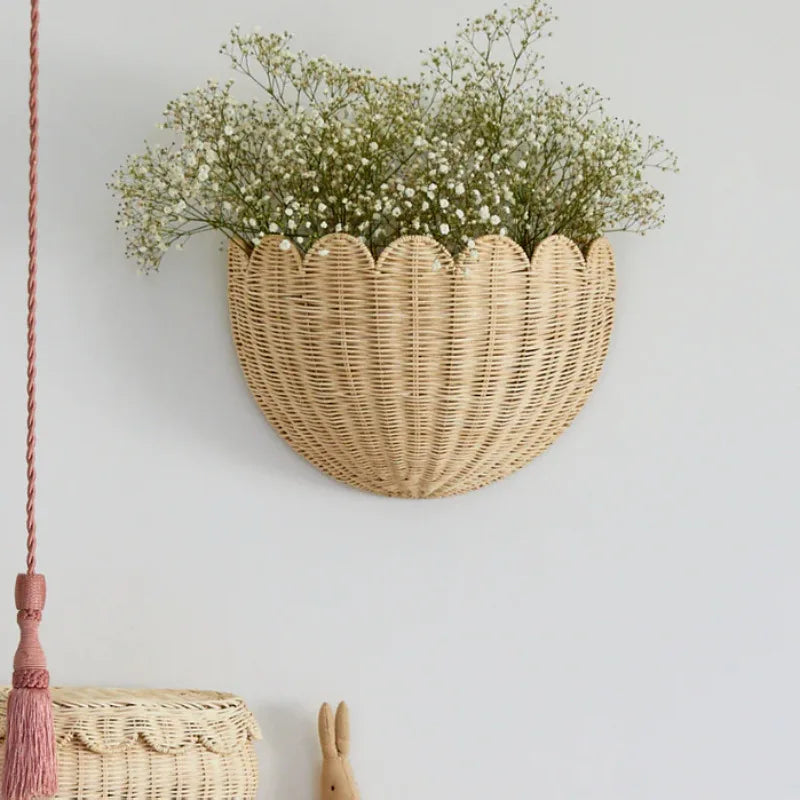 Panier mural en bambou tressé Nesty - Forme coquillage festonnée accrochée au mur, garnie de gypsophile fraîche