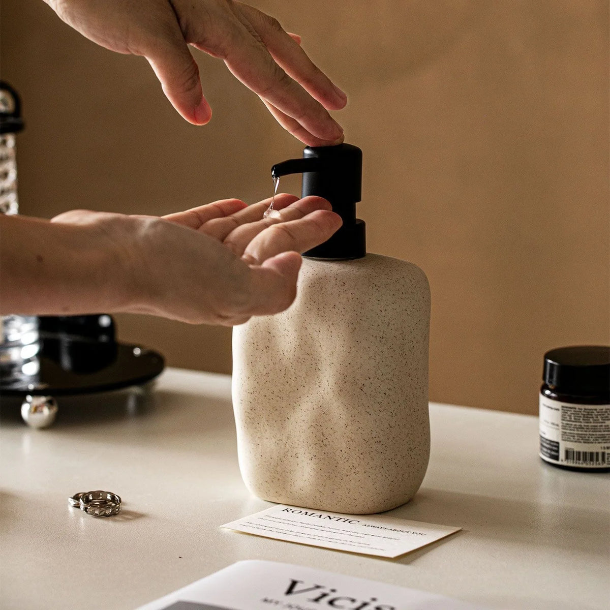 Distributeur de savon en céramique, esprit wabi-sabi, 450ml - Nesty (vue 6)